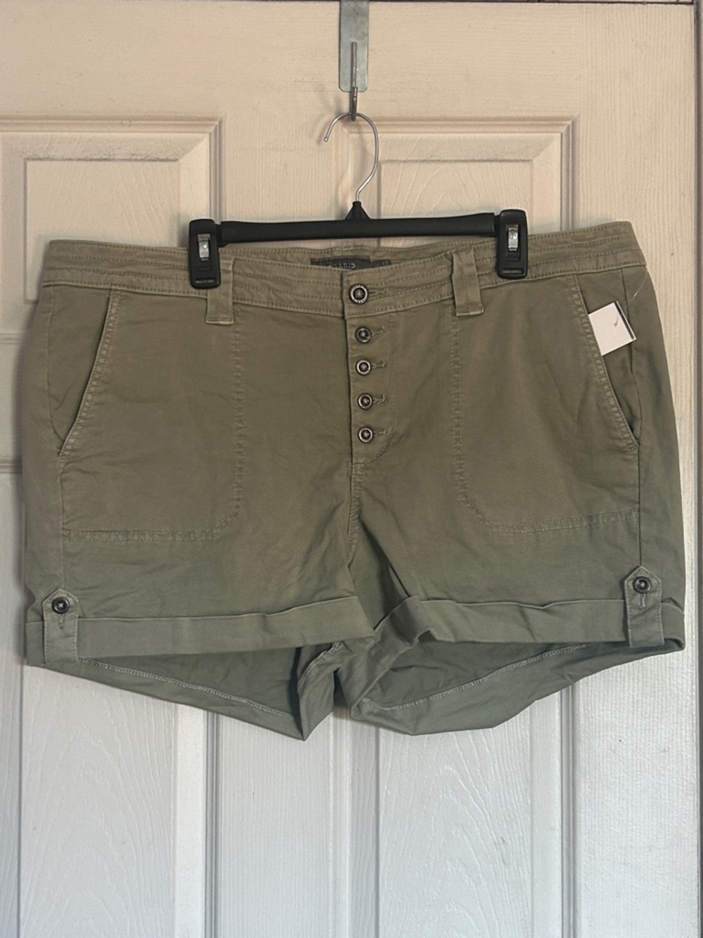 Torrif light olive button fly roll tab short size 20